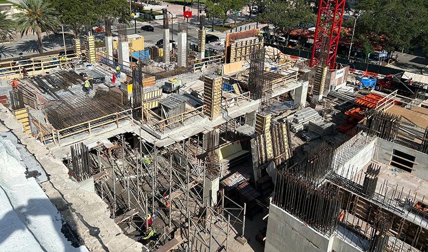 A construction site with many scaffolding