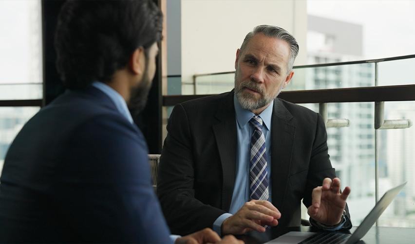 An EB5 industry professional or immigration lawyer explaining EB5 visas to an alien entrepreneur.