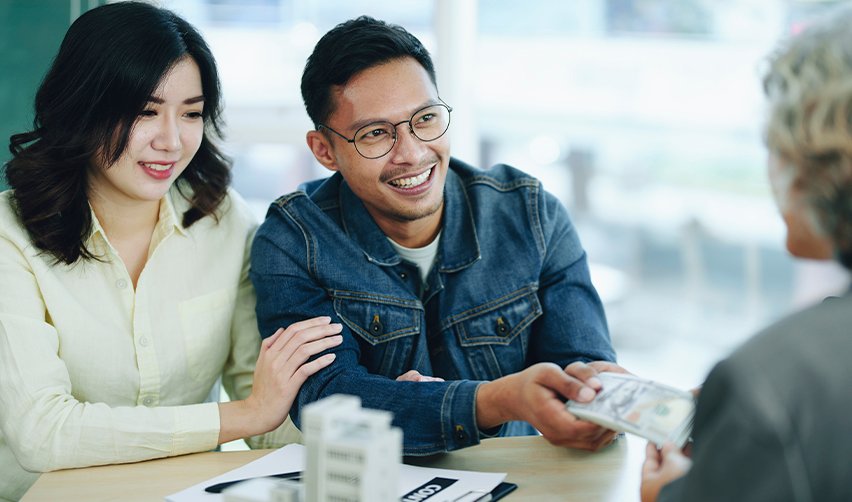 EB5 investors working with an EB5AN financial professional, illustrating how third-party lenders add oversight and financial stability to EB5 project funding.